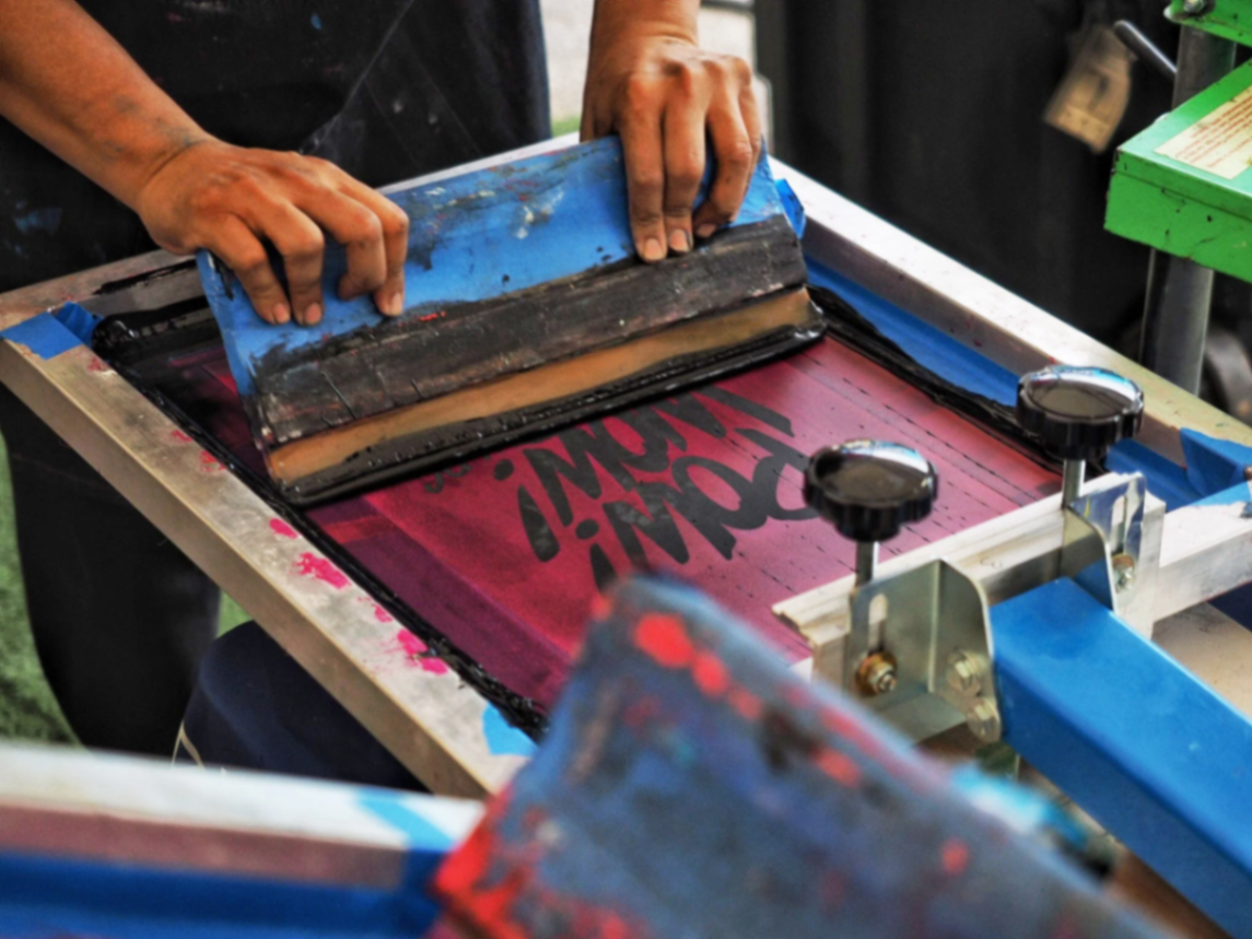 Tinta sendo aplicada na tela de silk screen